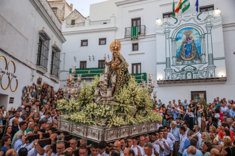 15 de agosto. Asunción de María. Solemne Procesión de Nuestra Señora de la Oliva Coronada por las calles de Vejer.