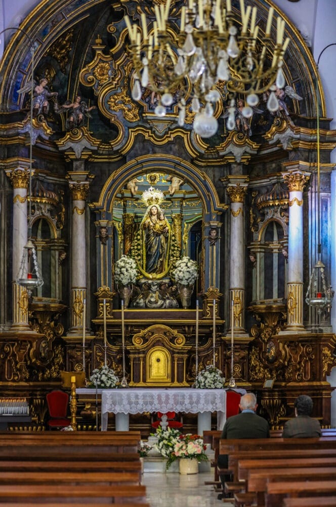 Rezo del Santo Rosario en mayo.