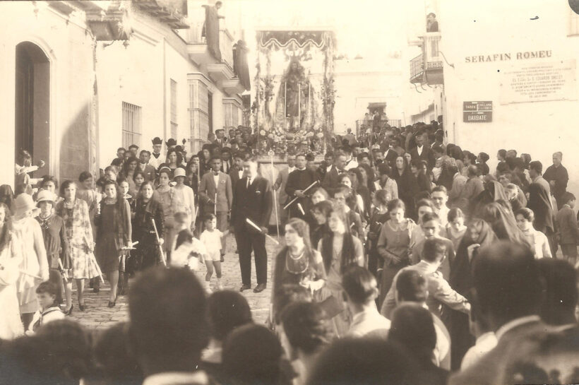 Procesión el 15 de agosto en el siglo XX antes los más fieles del pueblo.
