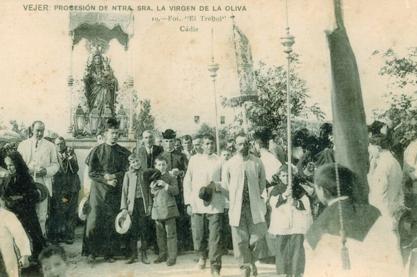 Traslado acompañado de fieles el 10 de agosto en el siglo XX.
