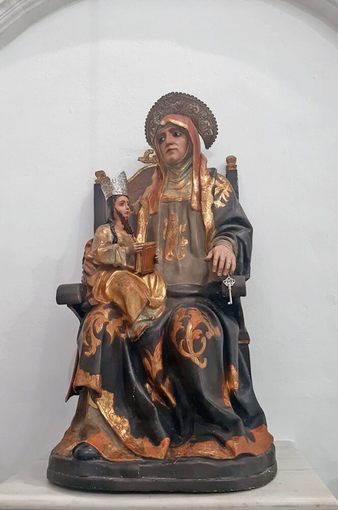 Imagen expuesta de Santa Ana y la Virgen Niña.