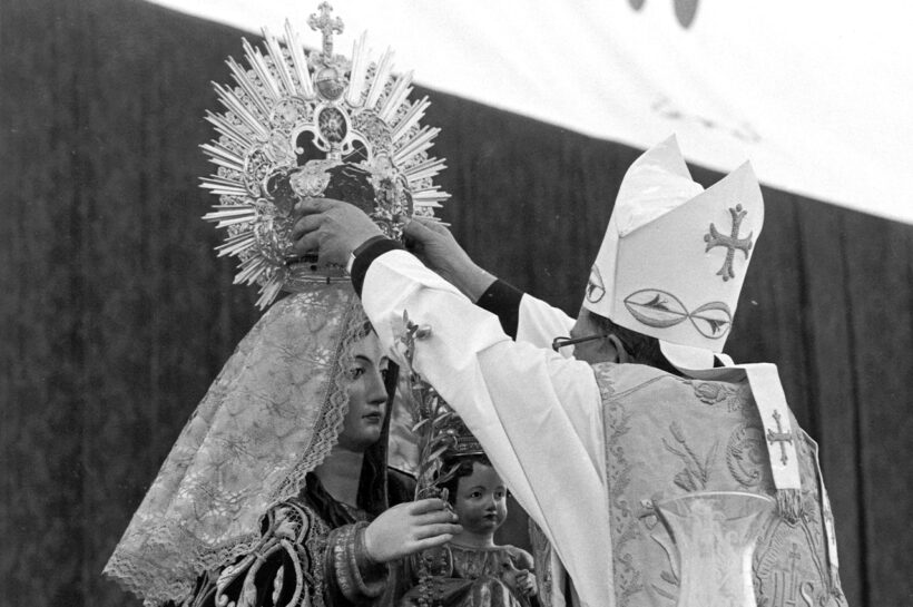 Momento de la Coronación Canónica a manos del Obispo Diocesano de Cádiz y Ceuta