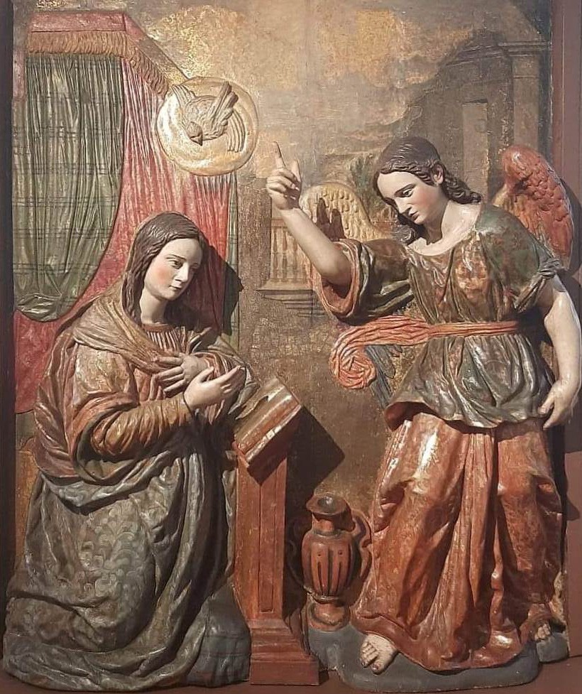 “La Anunciación”. Altorrelieve de madera policromada por Martín Alonso de Mesa y Juan García Salguero para el retablo de la Iglesia de la Purísima Concepción (1617-1627). Museo del Palacio Arzobispal de Lima.