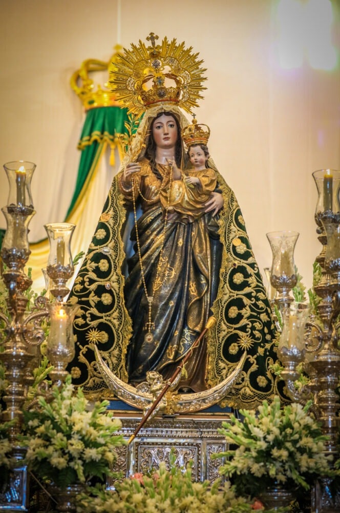 Ntra. Sra. de la Oliva Coronada engalanada para la procesión en la festividad de la Asunción de María